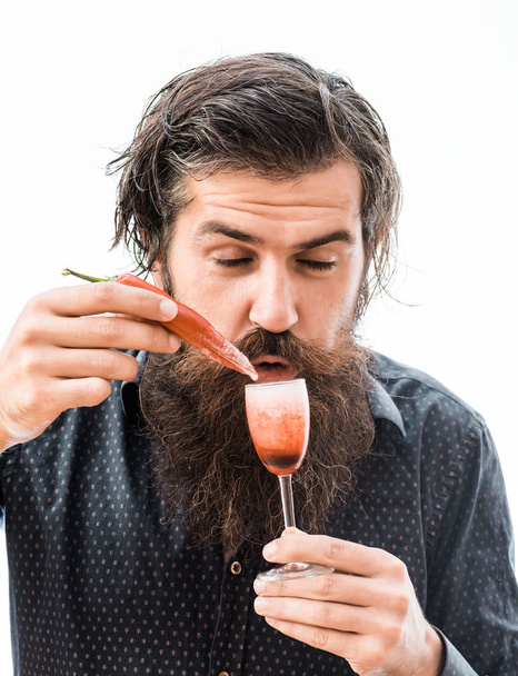bearded man with alcoholic shot - Foto, Bild
