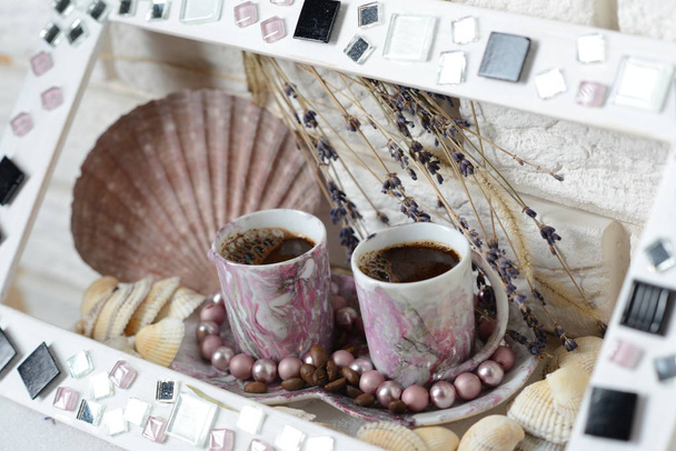 Кофе. Кофейные чашки ручной работы. Куча лаванды, ракушек. Средиземноморский стиль
. - Фото, изображение