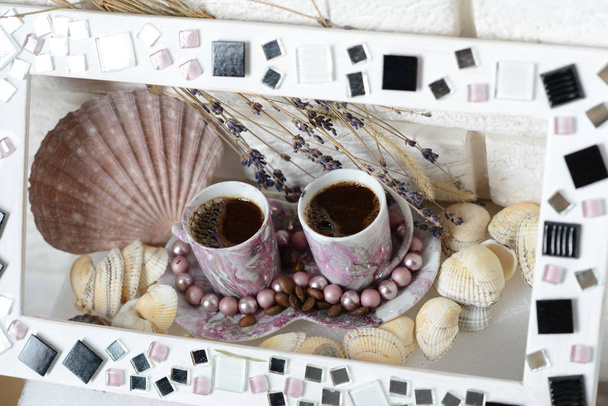 Kaffee. Kaffeetassen handgemacht. Lavendelstrauß, Muscheln. der mediterrane Stil. - Foto, Bild