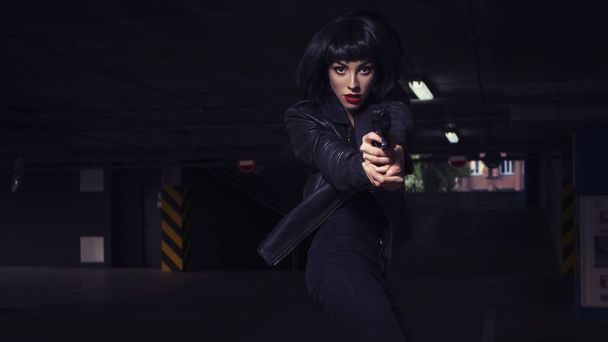 Belle brune agent espion sexy (tueur ou police) femme dans le
 - Photo, image