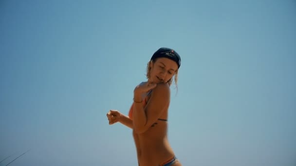 Sexy friends twerking on beach in summer when one girl take another to dance - Záběry, video