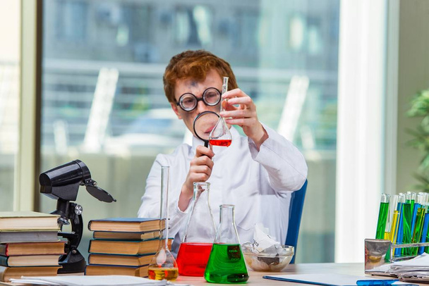 Jonge gek chemicus werken in het lab - Foto, afbeelding