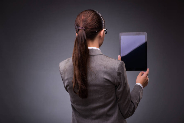 Jonge vrouw met tablet in business concept - Foto, afbeelding