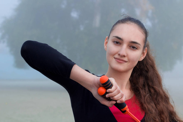 Fiatal nő húzódik a kötél alatt sport fitness képzési ou - Fotó, kép