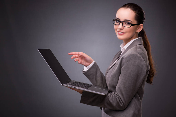 Femme d'affaires avec ordinateur portable dans le concept d'entreprise - Photo, image