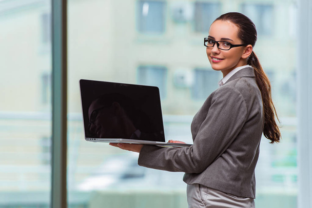 Businesswoman with laptop in business concept - Fotó, kép