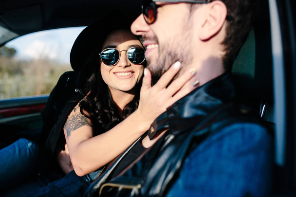 Портрет молодой красивой пары в машине - Фото, изображение