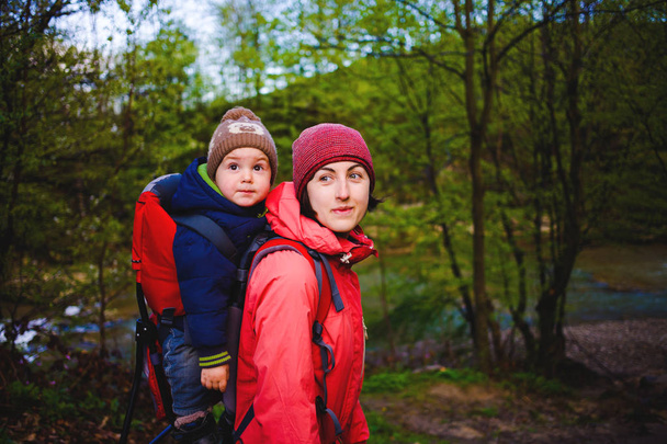The mother and son are traveling. - Fotoğraf, Görsel