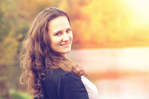 Young beautiful woman in autumn park - Fotografie, Obrázek