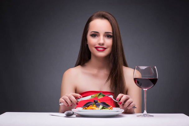 Όμορφη γυναίκα τρώει μόνο με κρασί - Φωτογραφία, εικόνα