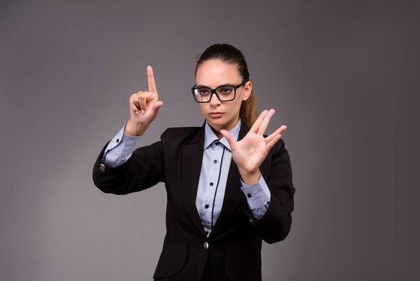 Jeune femme d'affaires appuyant sur des boutons virtuels
 - Photo, image