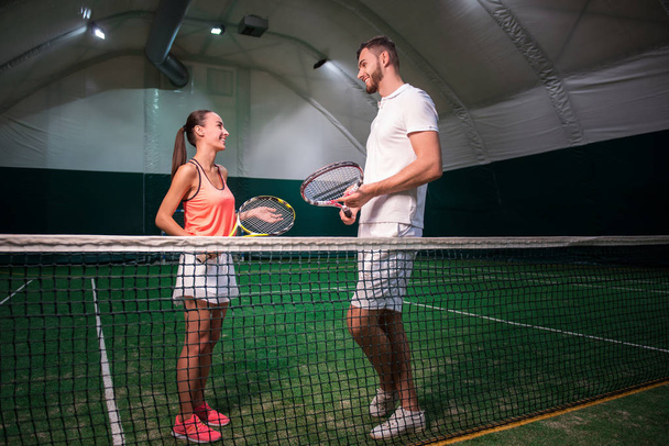 Positive tenis players having a nice conversation. - Fotoğraf, Görsel