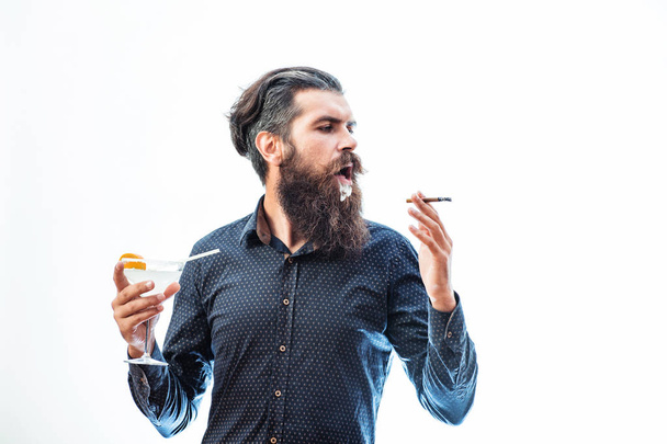 bearded man with alcoholic beverage - Foto, Bild