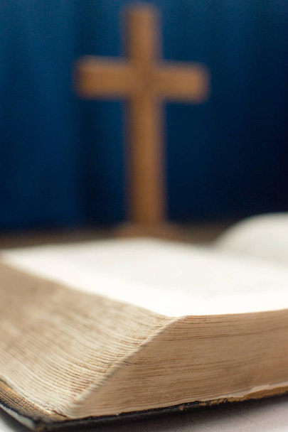 Библия с размытым крестом на заднем плане B
 - Фото, изображение