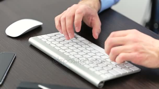 Mans hands writing on computer keyboard - Záběry, video