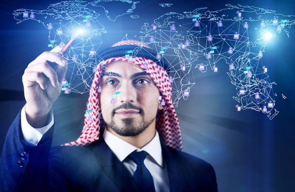 Hombre árabe en las redes sociales concepto
 - Foto, imagen