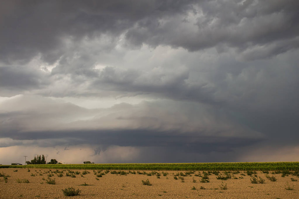 Καταιγίδα υπερκυψελίδα άνω των γεωργικών εκτάσεων - Φωτογραφία, εικόνα