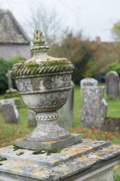 旧墓地の壷花瓶 - 写真・画像