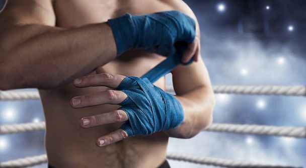Boxeador tirando de vendaje azul
 - Foto, imagen
