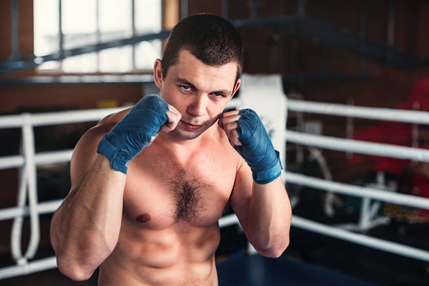 Boxer in blauem Handgelenk wickelt Training ab  - Foto, Bild