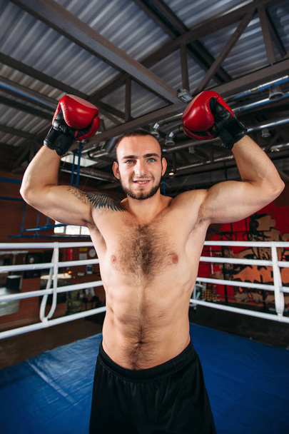 Boxeador con las manos en alto
 - Foto, imagen