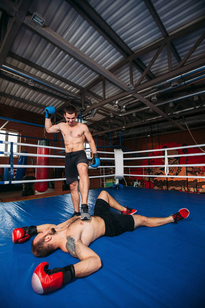 boxeador gana con derribo
 - Foto, Imagen