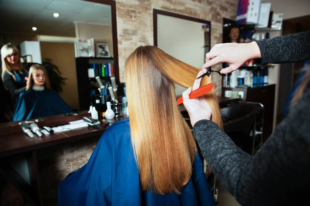 Salon fryzjerski Dokonywanie fryzurę z nożyczkami - Zdjęcie, obraz