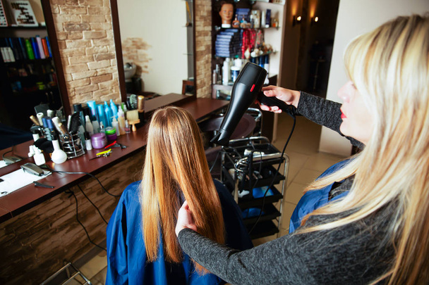 Dokonywanie fryzurę przy użyciu suszarka do włosów - Zdjęcie, obraz
