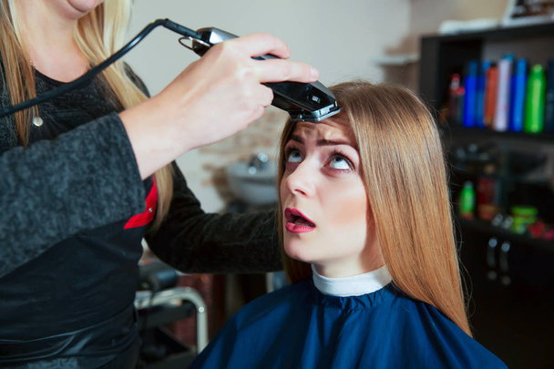 Genç kadın saç düzeltici korkuyor - Fotoğraf, Görsel