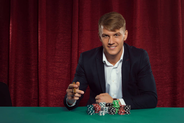 Young handsome guy with poker chips - Foto, immagini