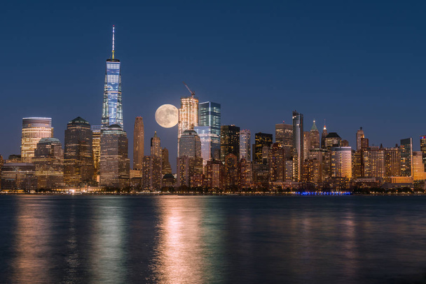 Perigee full moon over the skyscrapers of lower Manhattan-New Yo - Zdjęcie, obraz