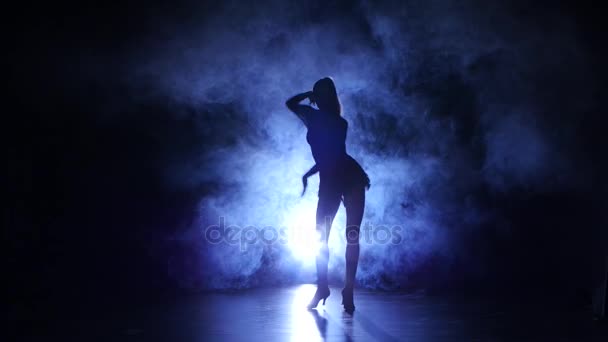 Ohromující dívka tančí ve stylu Latinské Ameriky. Tmavé pozadí - Záběry, video