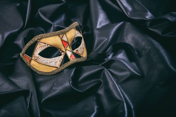 Máscara de carnaval sobre fondo satinado negro
 - Foto, Imagen