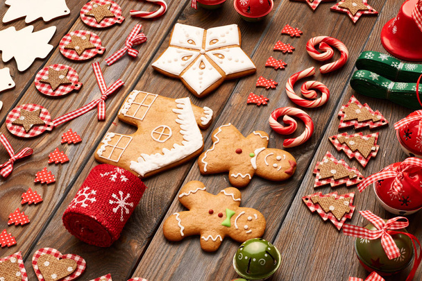 Χριστουγεννιάτικα μπισκότα και διακοσμήσεις επίπεδη lay - Φωτογραφία, εικόνα