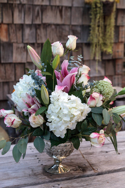Bouquet da sposa di fiori bianchi e rosa
  - Foto, immagini