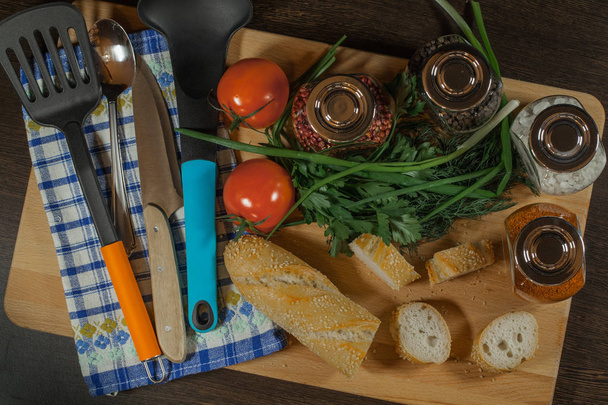 Zelenina a příbory jsou na stole - Fotografie, Obrázek