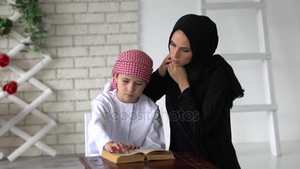 Arab anya és fia jelentő fedett és olvasás könyv - Felvétel, videó
