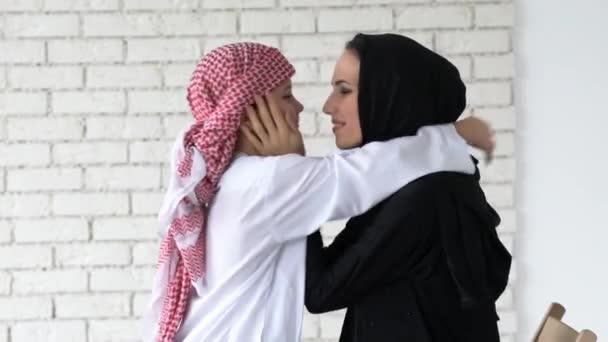 Arabsky matka a syn, které představují vnitřní - Záběry, video