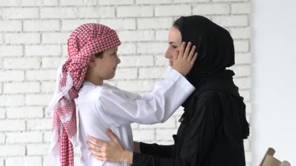 Arabski matka i syn pozowanie kryty - Materiał filmowy, wideo