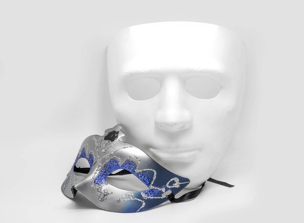 masque blanc et demi-masque classique
  - Photo, image