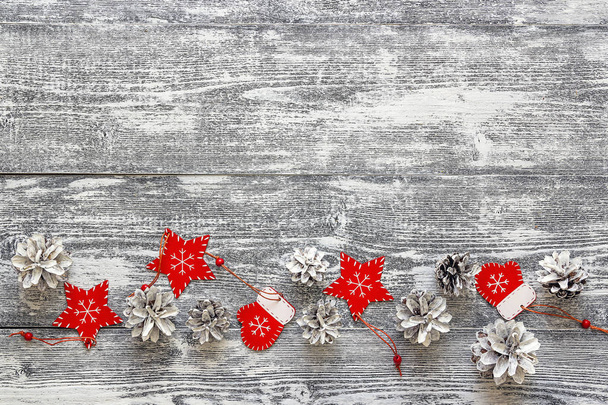 Background with a border of red Christmas decorations and white  - Foto, Imagen