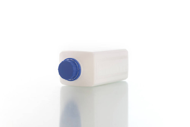 Vier lege plastic verpakkingen voor geneeskunde op witte achtergrond - Foto, afbeelding