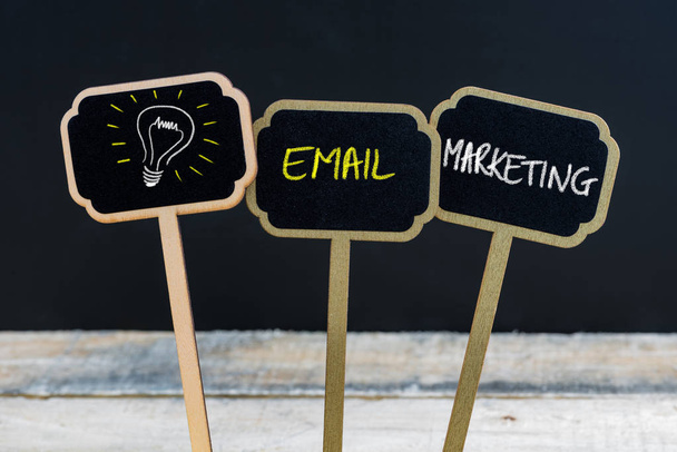 E-mail Marketing koncepció üzenetet és izzó, mint szimbólum az ötlet - Fotó, kép