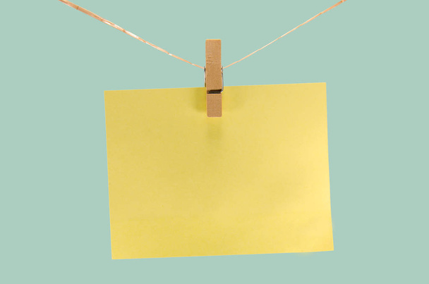 κίτρινο φύλλο χαρτιού για σημειώσεις και συνδετήρα - Φωτογραφία, εικόνα