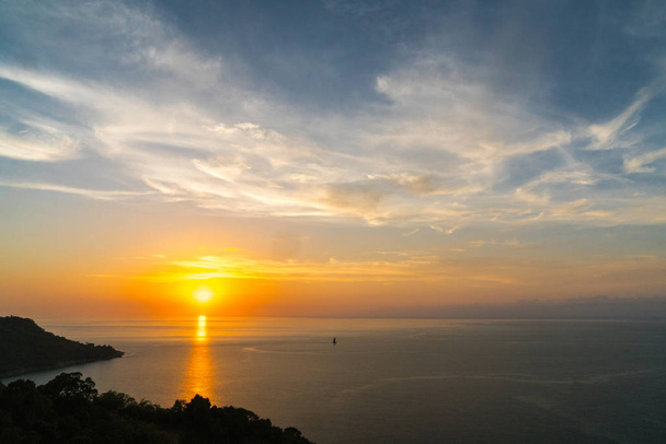 Sonnenuntergang am Meer mit Blick auf die Insel. die Insel und die untergehende Sonne. - Foto, Bild