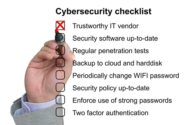 Hand kreuzt ersten Punkt einer Cybersicherheits-Checkliste an - Foto, Bild