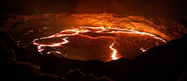 溶融溶岩、ダナキルうつ病エチオピア Erta エール火山のクレーター - 写真・画像
