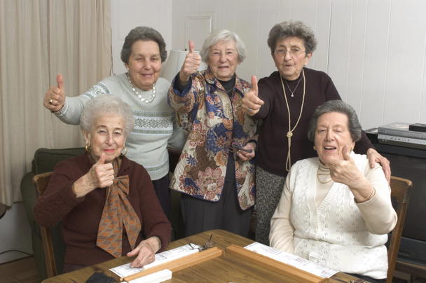 ゲームのテーブルで年配の女性 - 写真・画像