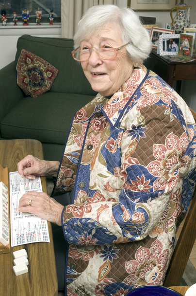 mujer mayor en la mesa de juego
 - Foto, imagen