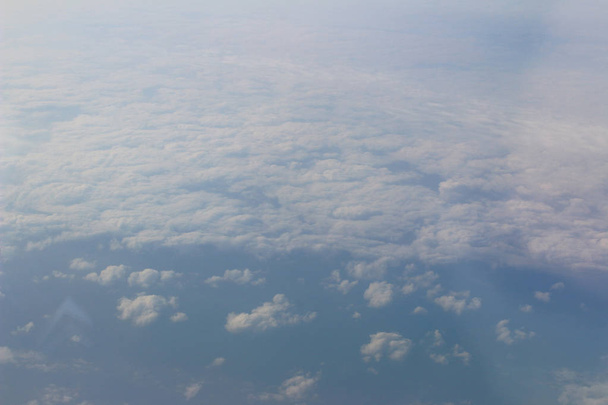  prachtige witte wolken in de blauwe hemel - Foto, afbeelding